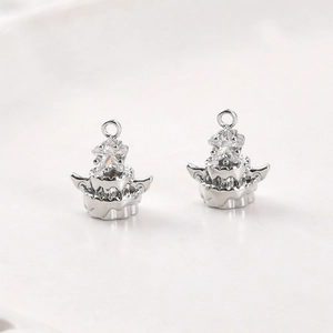 Détail d'un pendentif gâteau argenté avec couronne et zircon étoile pour bijoux