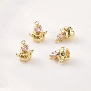 Détail macro de quatre pendentifs gâteaux plaqués or 14k avec cristaux étoiles roses DIY