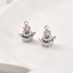 Détail macro du pendentif gâteau avec zircon étoile rose et ailes pour création bijoux