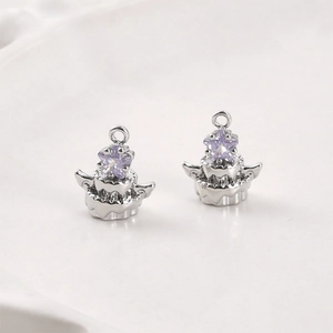 Détail des pendentifs gâteau plaqués or 14K avec zircon étoile violet et petites ailes