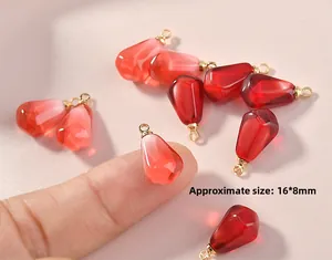Détail macro de pendentifs graines de grenade en résine pour la création de bijoux