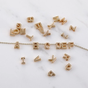 Detailaufnahme von 14k vergoldeten Buchstabenperlen für DIY-Schmuckherstellung