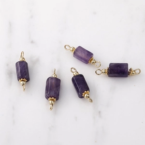 Vista macro di ciondoli a colonna in ametista viola con anelli placcati oro 14K per gioielli