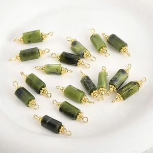 Vista macro di connettori in pietra naturale verde con doppi anelli placcati in oro 14K