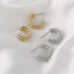 Pendientes de aro en C trenzados chapados en oro de 14k con bucles sobre seda