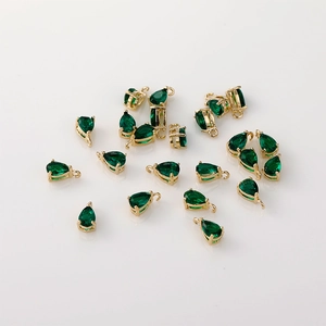 Vista macro de colgantes de circón verde en forma de pera bañados en oro de 14K para joyería DIY