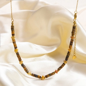 Collier de perles œil de tigre avec chaîne plaquée or 18 carats et breloque en cœur
