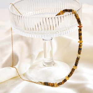 Collier en pierre d'oeil de tigre avec chaîne en titane plaqué or 18 carats sur soie élégante