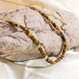 Collier Bohème en Perles Cylindriques de Pierre d'Oeil de Tigre Naturel Pour Femme Pendentif Coeur en Acier Inoxydable
