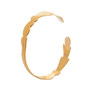 Bracciale a polsino foglia oro con texture martellata e design a C aperto regolabile