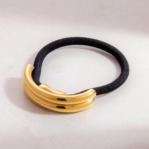 Minimalistisches schwarzes Haargummi mit gestuftem goldenem Metallbogen als Accessoire