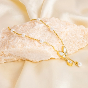 Elegante vergoldete Fußkette mit weißen Perlen und einem Schmetterlingsanhänger
