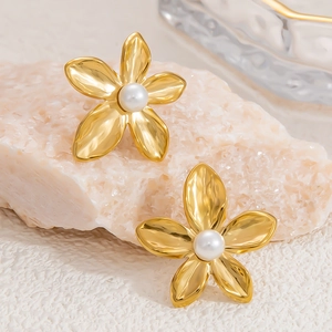 Elegante 18K gouden bloem oorknopjes met getextureerde bloemblaadjes en parel accent