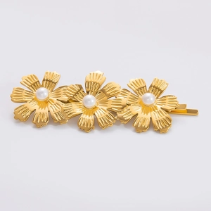 Eleganter goldener Blumen-Haarclip mit drei Blüten und weißen Perlen in der Mitte