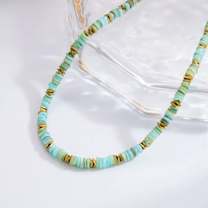 Collier en acier inoxydable plaqué or 18 carats avec perles de pierre bleu clair