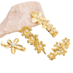 Goldenes Haarspangen-Set mit weißen Kunstperlen und metallischem Blumen-Design