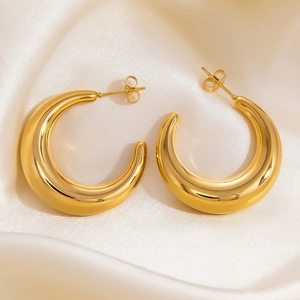 Detailed top view of 18k gold plated stainless steel chunky C-shape hoop earrings