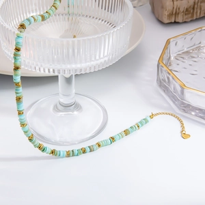 Collier bohème avec perles disques bleu clair, spacers dorés et pendentif cœur