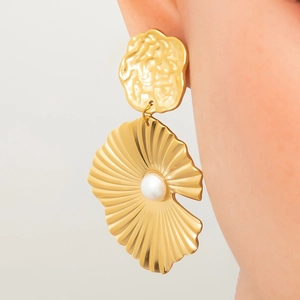 Pendientes de abanico dorados extragrandes con metal texturizado y perlas blancas finas
