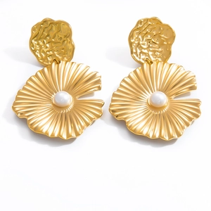 Detalle de pendientes de acero inoxidable dorado estilo concha con perla blanca central