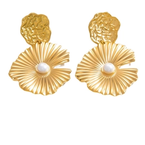 Pendientes dorados de acero inoxidable con textura martillada, plisado y detalle perla