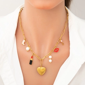 Collar artesanal de acero bañado en oro 18k con dijes de corazón, labial y perlas