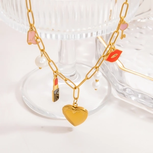 Collar de acero inoxidable chapado en oro con colgantes de corazón, labial y botas