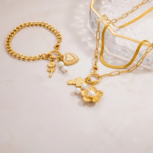 Parure collier et bracelet en acier doré 18k avec perles, fleurs et breloques de luxe