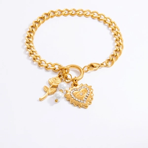 Détail de chaîne en or 18k avec breloques roses, perles blanches et pendentif cœur œil cristal
