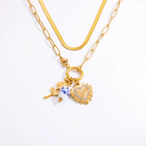 Détail du collier superposé plaqué or 18k avec pendentif rose et perle à motif bleu
