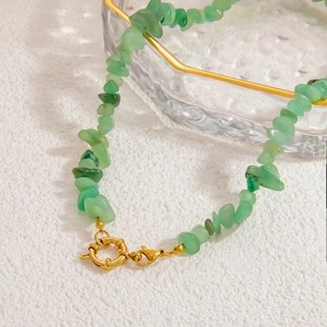 Collana in acciaio inossidabile placcato oro 18k con pietre naturali verdi e chiusura