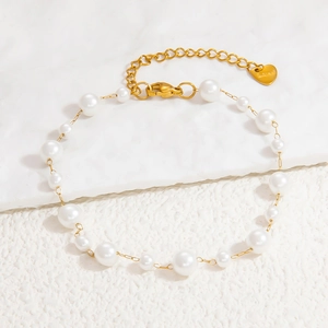 Détail du bracelet perles et chaîne dorée avec extension et pendentif cœur
