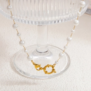Elegante collana di perle in acciaio inossidabile placcato oro 18k con chiusura a molla