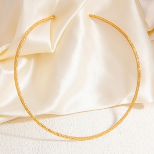 Detailed view of 18k gold plated stainless steel choker with hammered metal texture