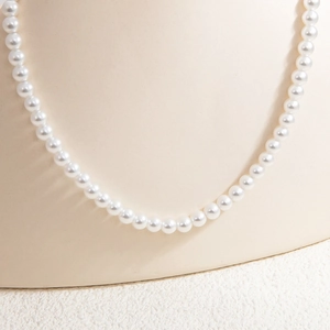 Dettaglio della collana in acciaio inox 18k con perle bianche tonde e fine lucentezza