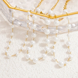 Bracelet élégant en acier titane doré avec des perles d'imitation blanches alternées