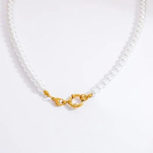 Dettaglio della collana di perle bianche con chiusura a molla e moschettone placcati oro 18k