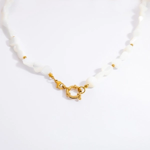 Collana minimalista placcata oro 18k con pietre naturali bianche e chiusura a molla