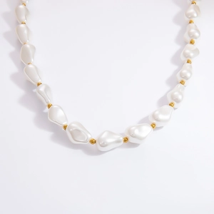 Collana di perle barocche irregolari con distanziatori dorati in stile vintage minimalista