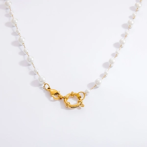 Dettaglio della chiusura a moschettone placcata oro 18k su una collana di perle naturali