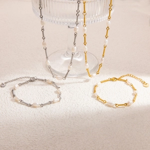 Elegantes Set aus 18K vergoldeter Edelstahl-Halskette und Süßwasserperlen-Armband
