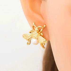 Élégantes boucles d'oreilles abeille plaquées or 18 carats avec perle sur modèle d'oreille