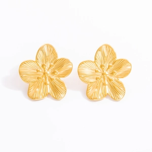 Gros plan détaillé des boucles d'oreilles fleur plaquées or 18K avec texture brossée