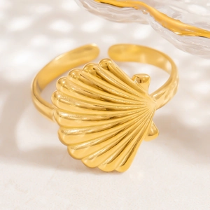 Elegante anello conchiglia dorato con design oceanico e fascia aperta regolabile