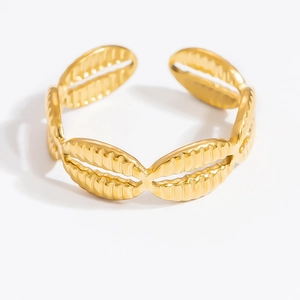 Dettaglio dell'anello regolabile placcato oro con trama a conchiglia stile oceano