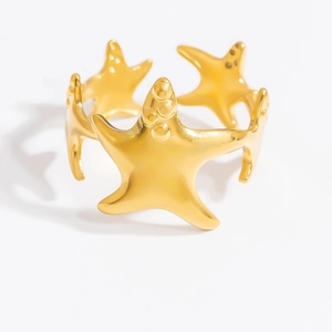 Dettaglio dell'anello a stella marina placcato oro con texture marina e finitura lucida