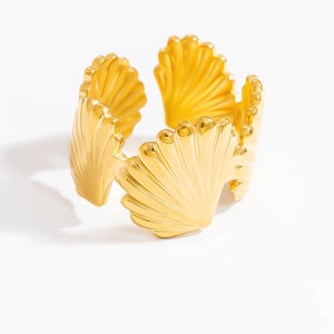 Dettaglio dell'anello a conchiglia dorato con elementi a ventaglio lucidi e fascia aperta