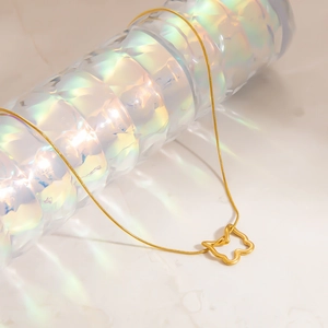 Nahaufnahme einer goldenen Schlangenkette mit Schmetterlingsanhänger auf Kristallsteinen