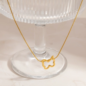 Detailansicht einer goldenen Schmetterlingskette mit feiner Schlangengliederkette