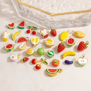 Gros plan de breloques en émail fruits colorés comme fraise et banane pour bijoux DIY